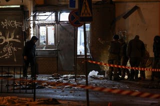 Agenti za provođenje zakona rade na mjestu eksplozija u centru grada, gdje policija kaže da su njihovi policajci ubijeni i ozlijeđeni, u Lavovu